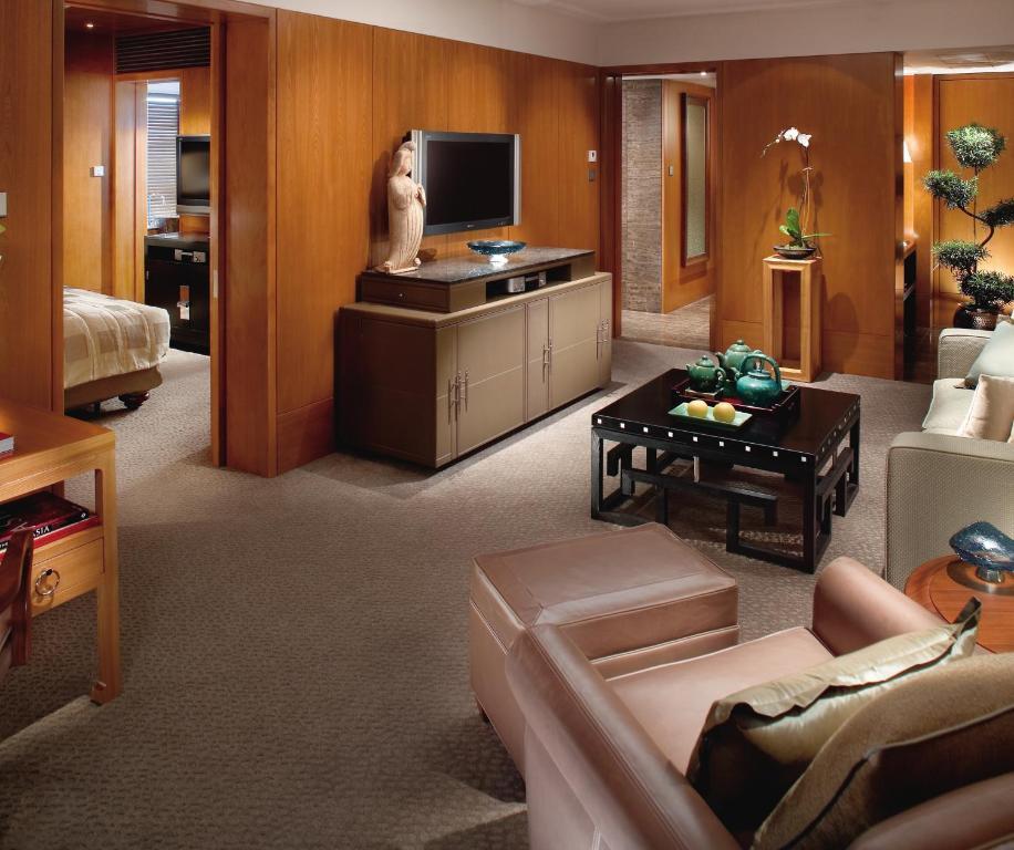 Suite mit Kingsitz-Bett und Blick auf den Statue Square